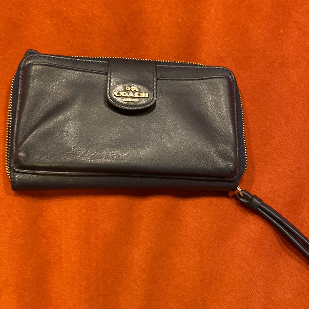 ๐ Coach authentic vintage wristlet/clutch, navy blue color.
